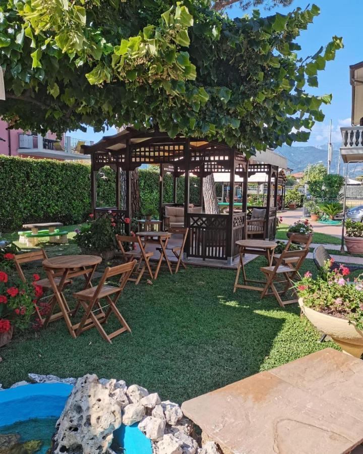 Hotel Virginia Marina di Massa Exterior foto