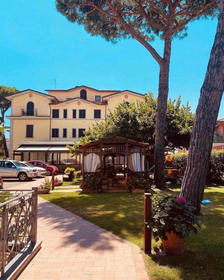 Hotel Virginia Marina di Massa Exterior foto