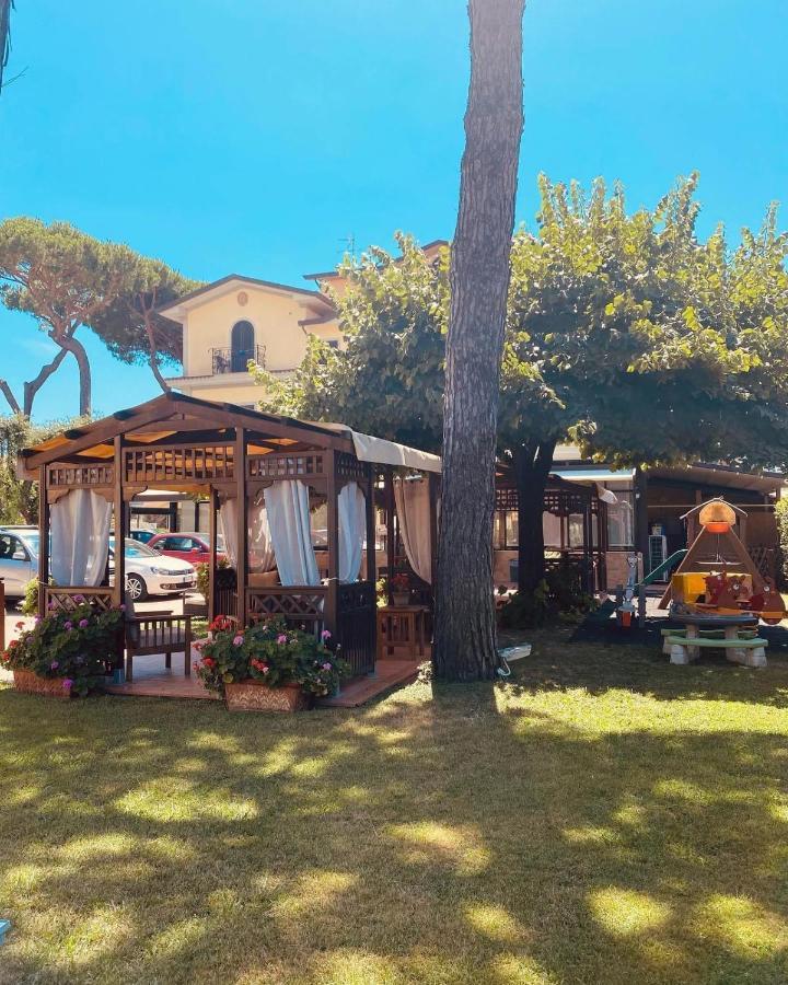 Hotel Virginia Marina di Massa Exterior foto