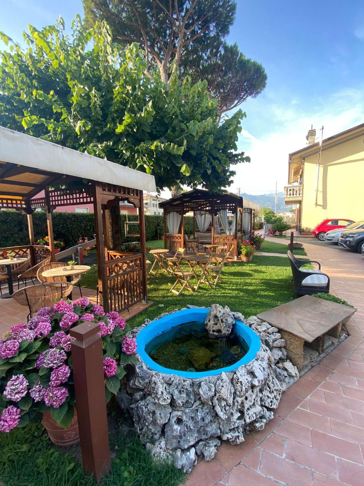 Hotel Virginia Marina di Massa Exterior foto