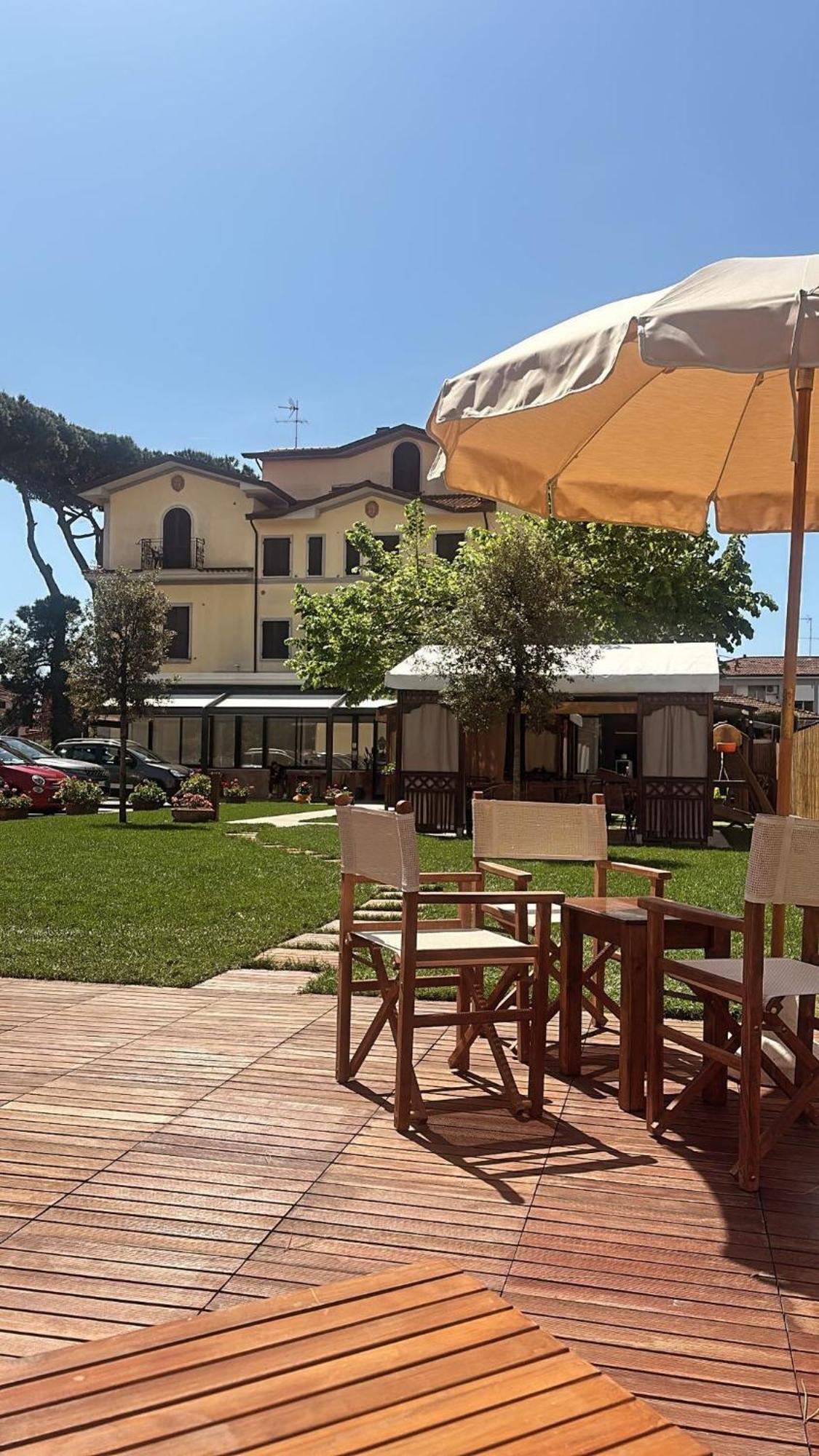 Hotel Virginia Marina di Massa Exterior foto