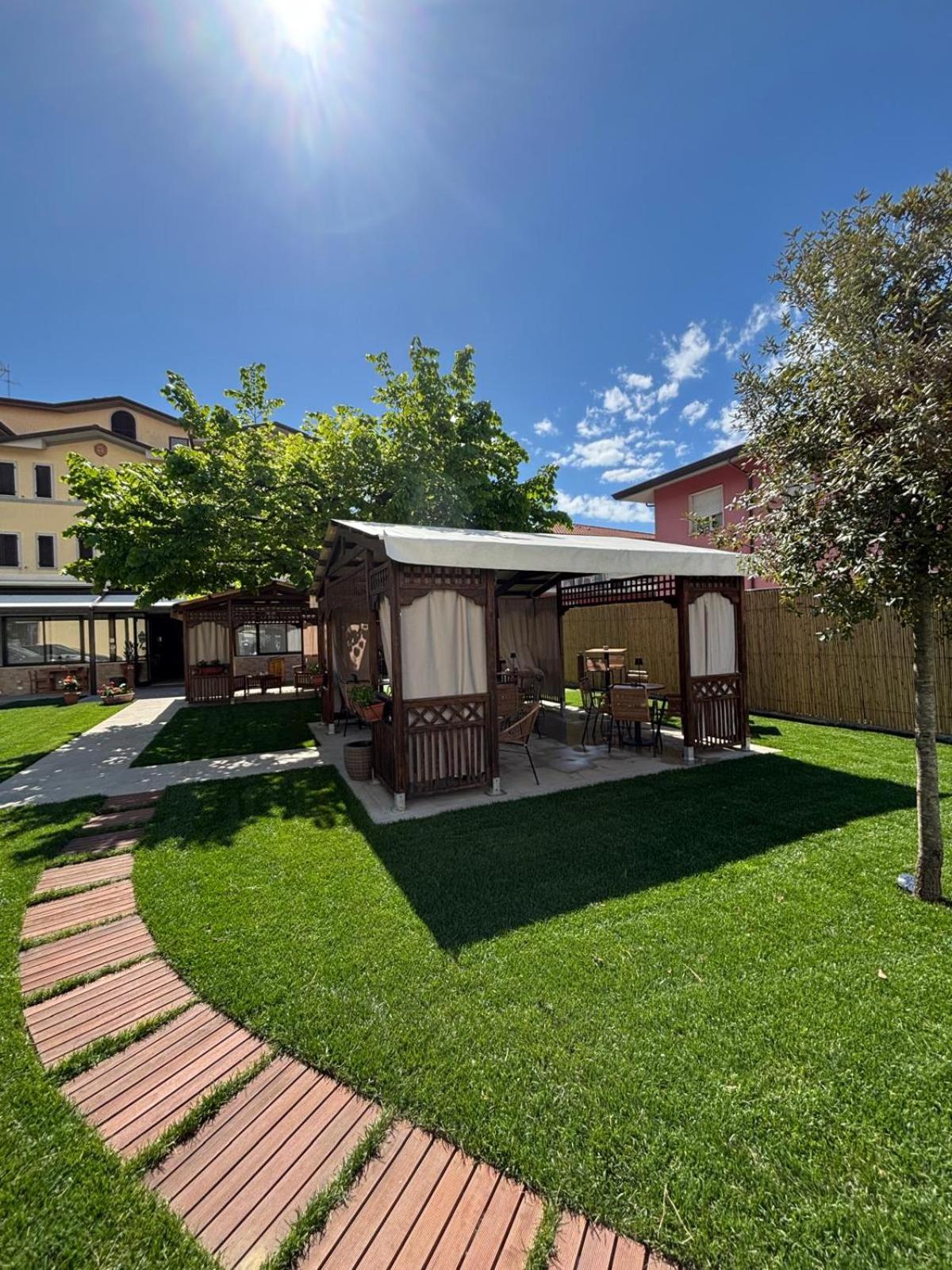 Hotel Virginia Marina di Massa Exterior foto