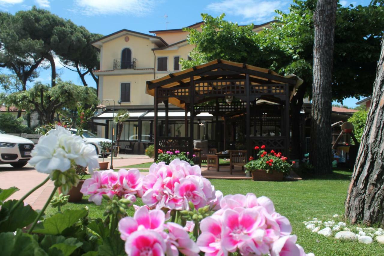 Hotel Virginia Marina di Massa Exterior foto