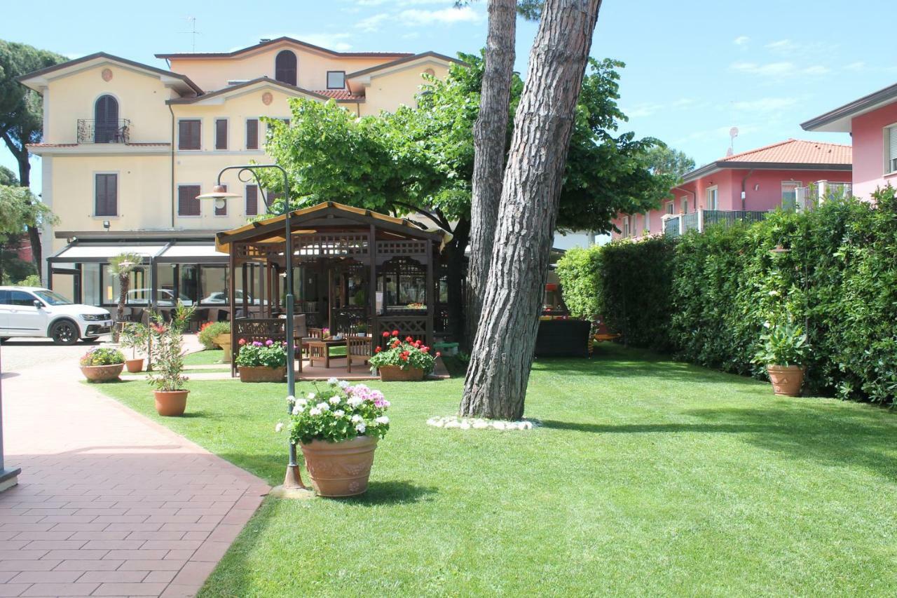 Hotel Virginia Marina di Massa Exterior foto
